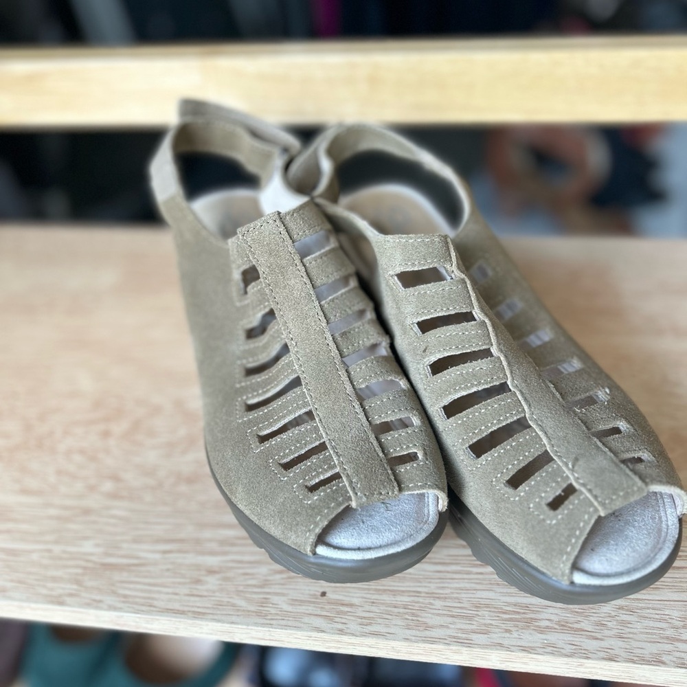 Sketchers Memory Foam Women’s Size 6.5 Like New - image 1